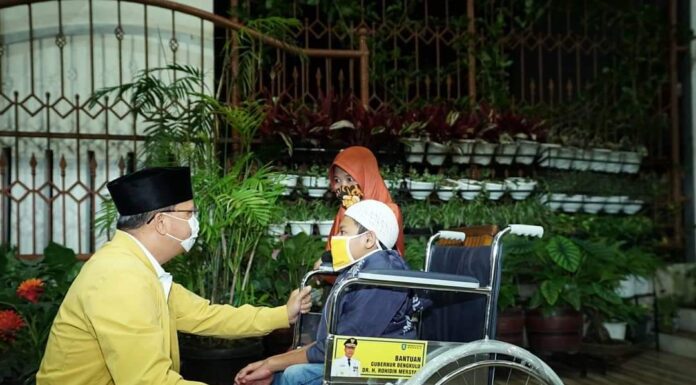 Kunjungi Rejang lebong, Rohidin Serahkan Kursi Roda Buat Pran