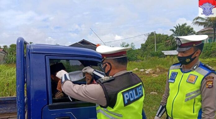 Sat Lantas Polres Seluma Bagikan Masker Gratis
