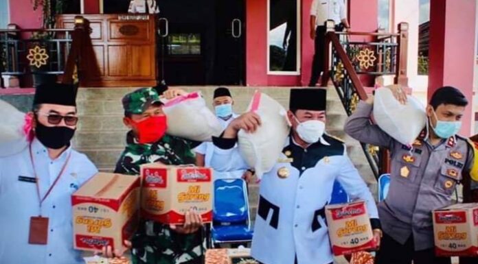 Rosjonsyah Serahkan Bantuan Sembako Bagi Terdampak Covid 19