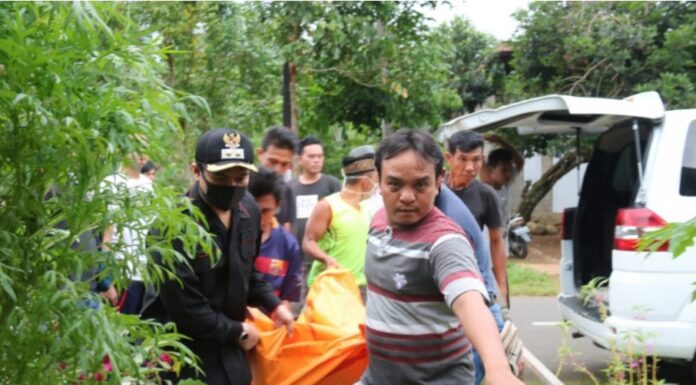 Wabup BU Bantu Evakuasi Warga Meninggal Di Pematang Kolam