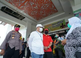 Lawan Covid 19, Rohidin Bagikan Masker Di Lebong