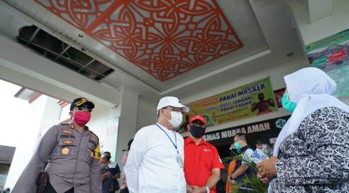 Lawan Covid 19, Rohidin Bagikan Masker Di Lebong