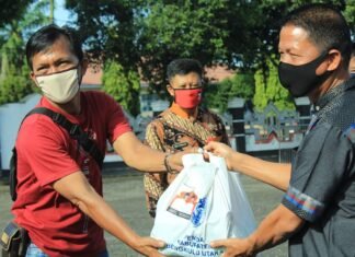 Wabup BU Serahkan 9.772 Paket Sembako Ke Masyarakat