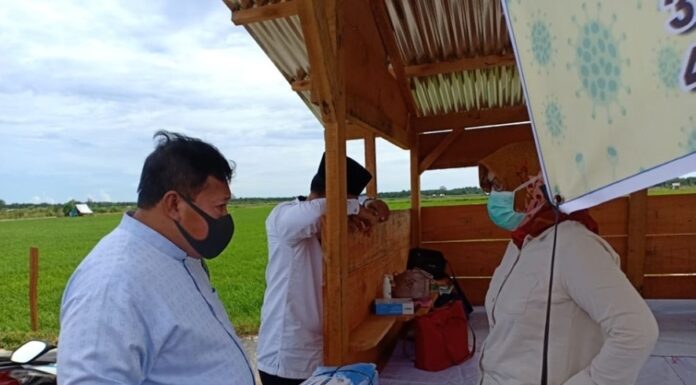 Bupati Mukomuko Serahkan APD Di Posko Covid 19