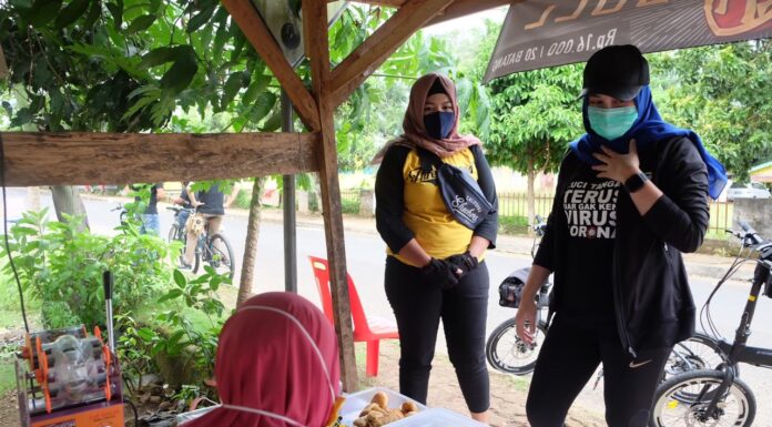 Mengayuh Sepeda, Meita Arie Bagikan Takjil dan Berikan Edukasi Warga ditengah Corona