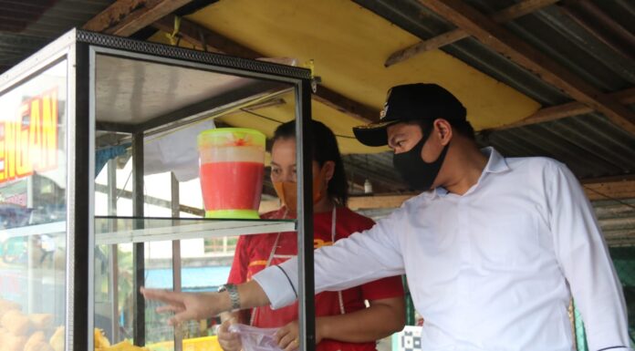 Wabup BU Borong Takjil Di Giri Mulya