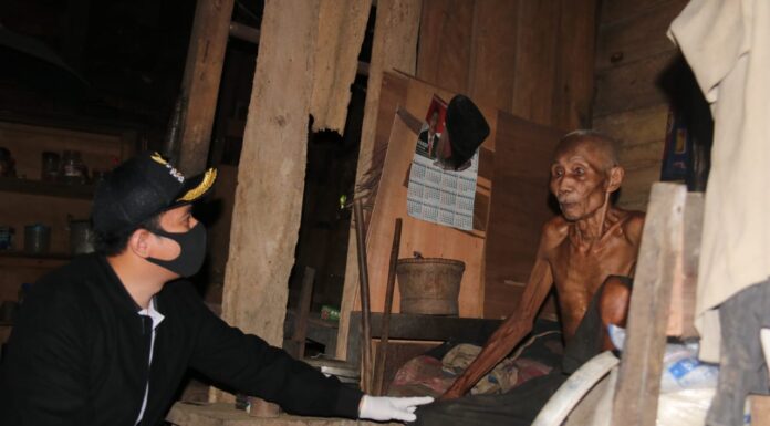 Masya Allah, Arie Septia Adinata Kembali Santuni Warga Tak Mampu