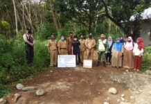 Talang Denau Bangun Rabat Beton, Pagar Dan WC Warga