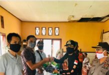 Camat Kelam Tengah bagikan Instalasi cuci Tangan dan Masker.