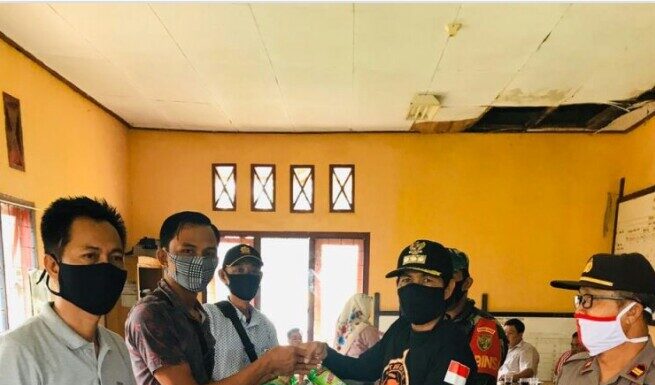 Camat Kelam Tengah bagikan Instalasi cuci Tangan dan Masker.