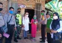 Kapolsek Pondok Kelapa Bagikan Sembako Langsung Ke masyarakat