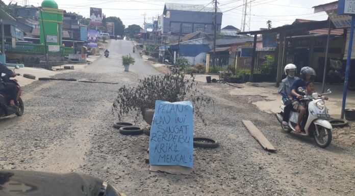 Warga Jalan Samratulangi Letakan Pot Bunggah di Tengah Jalan