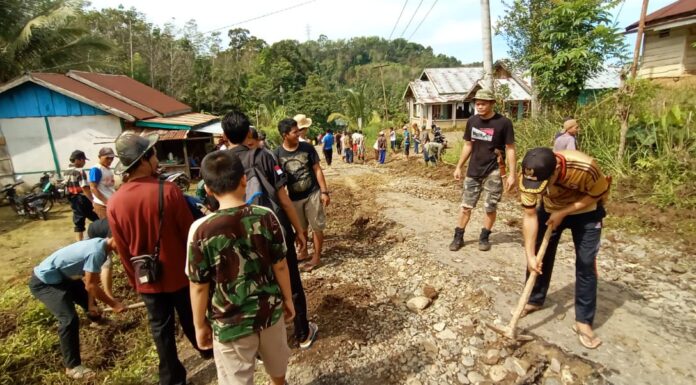 KADES Bersama Warga Dua Kecamatan Gotong Royong Bersih Jalan