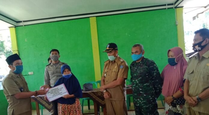 Akibat Dampak Covid-19, Pemerintahan Desa Air Padang Hari Ini Serahkan BLT DD Tahap Tiga