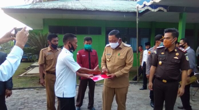Ketua LSM GANSES Berikan Langung Profosal Ke Bupati