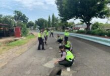 Satlantas Polres Bengkulu Utara Polda Bengkulu Lanjutkan Giat Menampal Jalan Berlubang