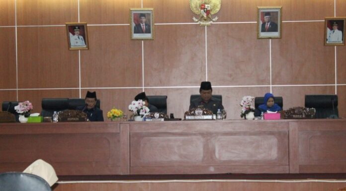 Rapat Paripurna DPRD Dengan Agenda Peyampaian Jawaban Bupati Terhadap RAPERDA