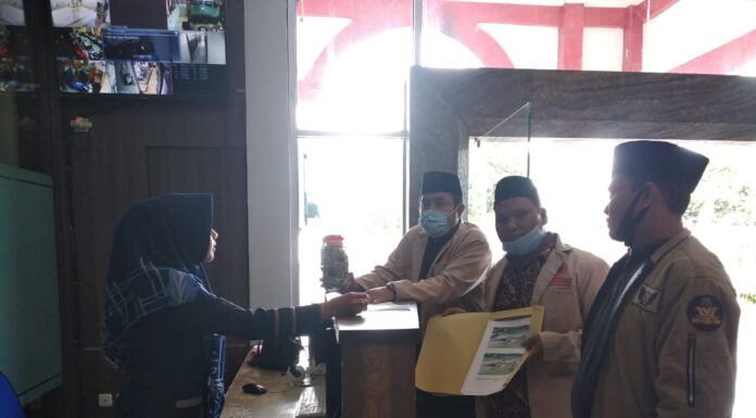 Perbaiki Jalan Rusak, Pemuda Muhammadiyah BU Berikan BLT Ke Mian