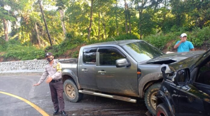 Masyarakat Alami Laka Lantas Di Bantu Oleh Bhabinsa dan Bhabinkamtibmas Polsek Talo