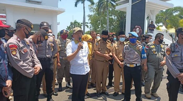 Dibawah Terik Matahari, Rohidin Tampung Keluhan Rakyatnya