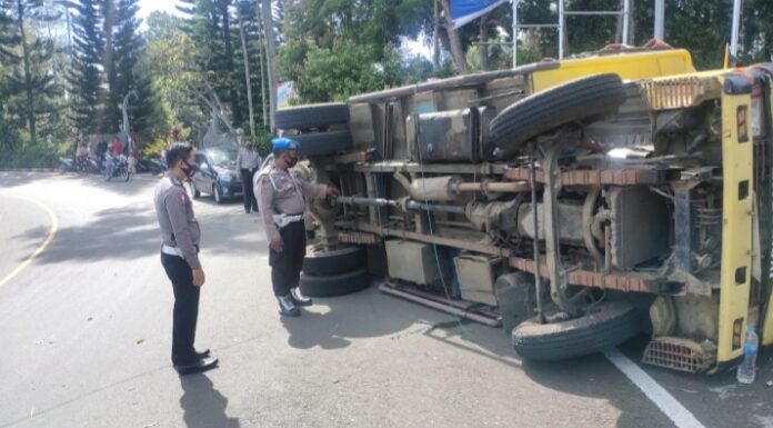 Akibat Rem Blong, Mobil Truk Ahirnya Terbalik