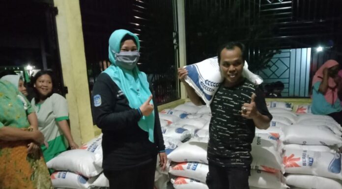 116 KK Warga Desa Tanjung Putus Terima Beras Bantuan Sosial