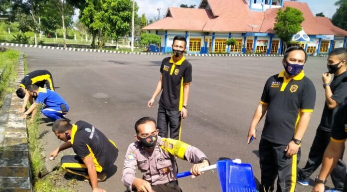 Bhabinkamtibmas Polsek Curup Bersama Dishub RL Gotong Royong Bersihkan Terminal Simpang Nangka