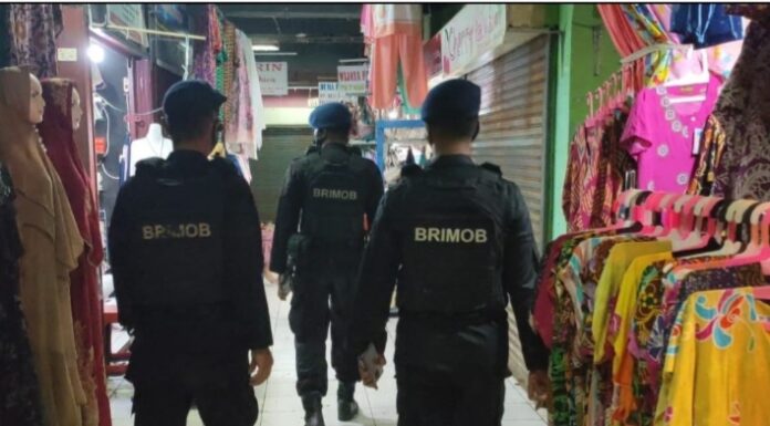 Personil Kompi 1A Pelopor Satbrimobda Bengkulu Ajak pedagang menggunakan masker