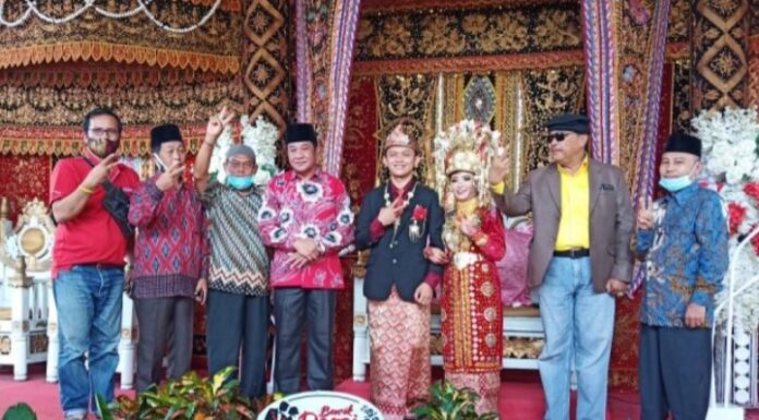 Rosjonsyah Hadiri Pernikahan Hasbi dan Vivi di Tanjung Mulya