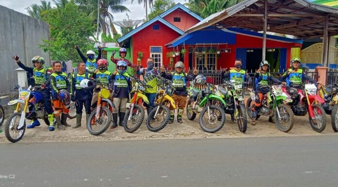 Apa Sih Enaknya “Touring” Dengan Motor Di Jalan Yang Berlumpur?