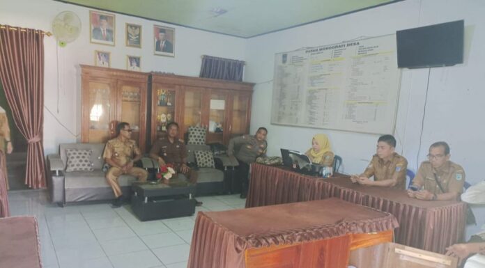 Program Ketahan Pangan Desa Sawang Lebar Ilir Berikan Ribuan Ayam Dengan Warga
