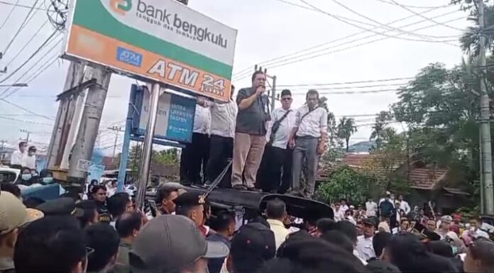 Tidak Terima Gaji”Ribuan ASN,THLT Beserta Perangkat Gelar Aksi Turun Ke Jalan