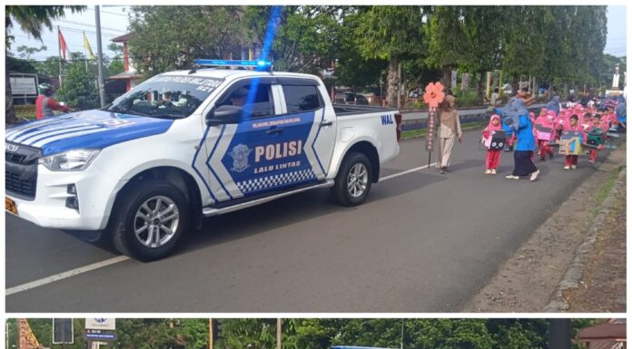 Polres Bengkulu Utara Berpartisipasi dalam Pengawalan Pawai Miniatur Kendaraan TK R.A. Purwanida