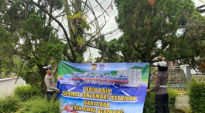 Satlantas Polres Bengkulu Utara Tingkatkan Kesadaran Keselamatan Berkendara Melalui Pemasangan Spanduk dan Pembagian Stiker