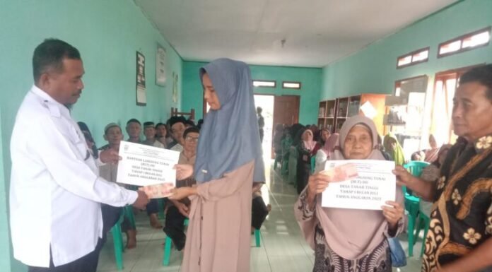 10 KPM warga Desa Tanah Tinggi Menerima Bantuan Langsung Tunai Dana Desa Tahun Anggaran 2025
