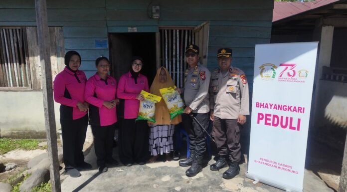 Polres Mukomuko Salurkan Bantuan Sosial kepada Warga Kampung Nelayan