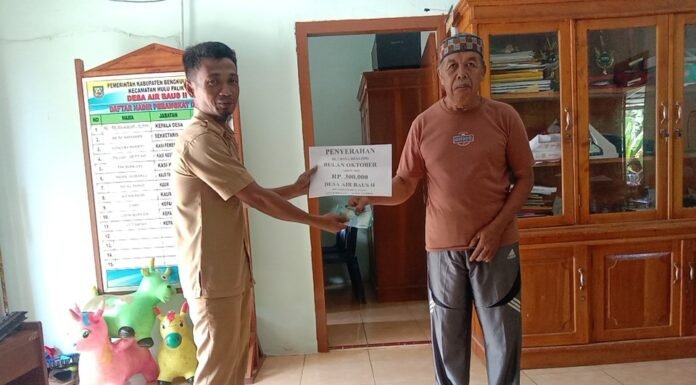 Pemdes Air Baus ll Bagikan BLT DD Kepada 9 KPM Warga Penerima Bantuan Tahun Anggaran 2025