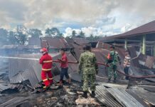 TNI Bersama Masyarakat Turun Langsung Kelokasi Kebakaran di Pasar Unit 5 Sido Mukti