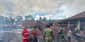 TNI Bersama Masyarakat Turun Langsung Kelokasi Kebakaran di Pasar Unit 5 Sido Mukti