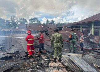 TNI Bersama Masyarakat Turun Langsung Kelokasi Kebakaran di Pasar Unit 5 Sido Mukti