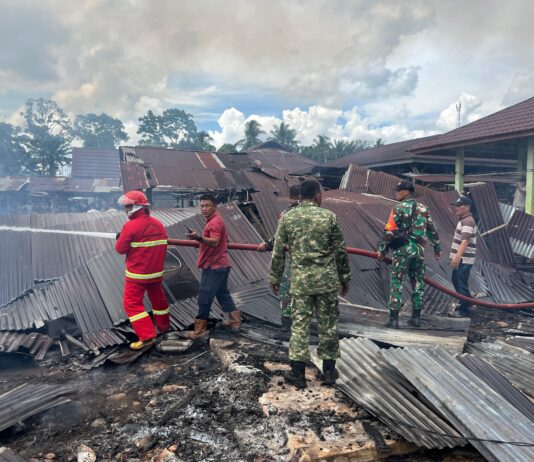 TNI Bersama Masyarakat Turun Langsung Kelokasi Kebakaran di Pasar Unit 5 Sido Mukti