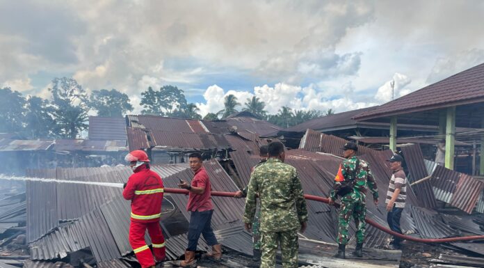 TNI Bersama Masyarakat Turun Langsung Kelokasi Kebakaran di Pasar Unit 5 Sido Mukti
