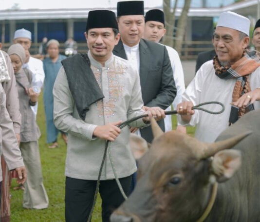 Bupati Arie Septia Adinata. SE. M.Ap Shalat Idul Adha Bersama Warga di Masjid Agung Baitul Makmur