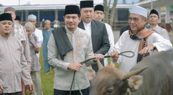 Bupati Arie Septia Adinata. SE. M.Ap Shalat Idul Adha Bersama Warga di Masjid Agung Baitul Makmur
