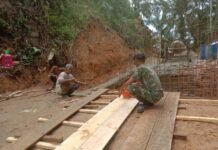 Danramil Ketahun Dampingi Percepatan Pembangunan Jembatan Gantung Perintis Desa Kuala langi
