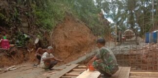 Danramil Ketahun Dampingi Percepatan Pembangunan Jembatan Gantung Perintis Desa Kuala langi