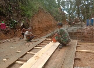 Danramil Ketahun Dampingi Percepatan Pembangunan Jembatan Gantung Perintis Desa Kuala langi