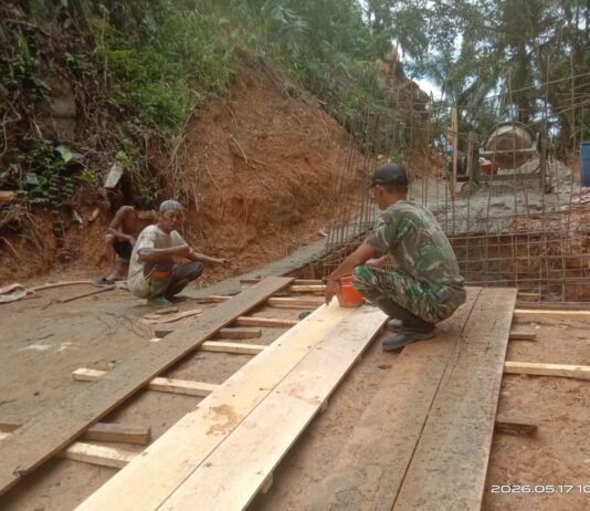 Danramil Ketahun Dampingi Percepatan Pembangunan Jembatan Gantung Perintis Desa Kuala langi