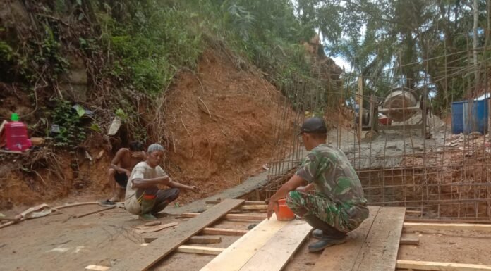 Danramil Ketahun Dampingi Percepatan Pembangunan Jembatan Gantung Perintis Desa Kuala langi