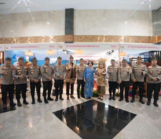 Dampingi Kapolda Bengkulu Kapolres dan Ketua Bhayangkari Bengkulu Utara Tinjau Bazar Nusantara 2026